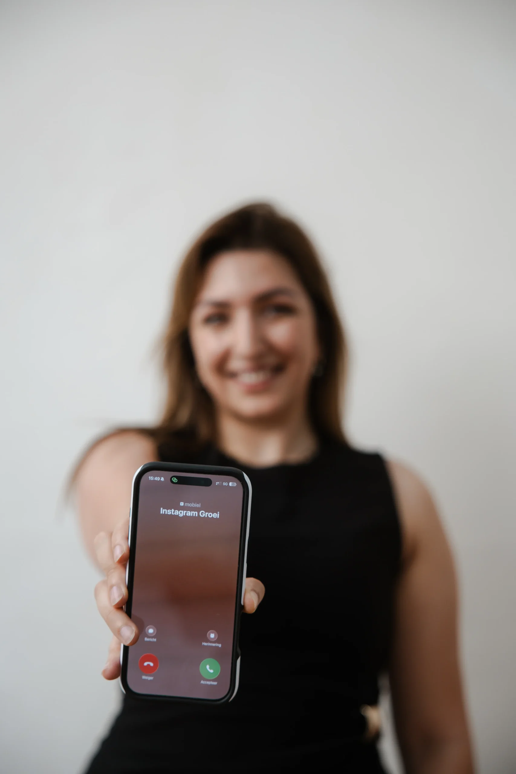 Sibel met haar gsm - Instagram groei met strategie